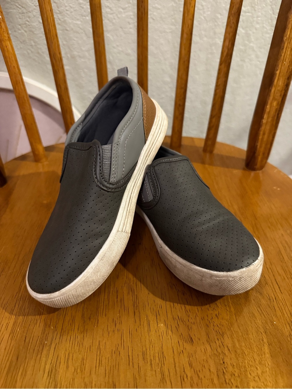 OshKosh B’gosh Kids Gray Slip-On Sneakers – Size 1 – Used